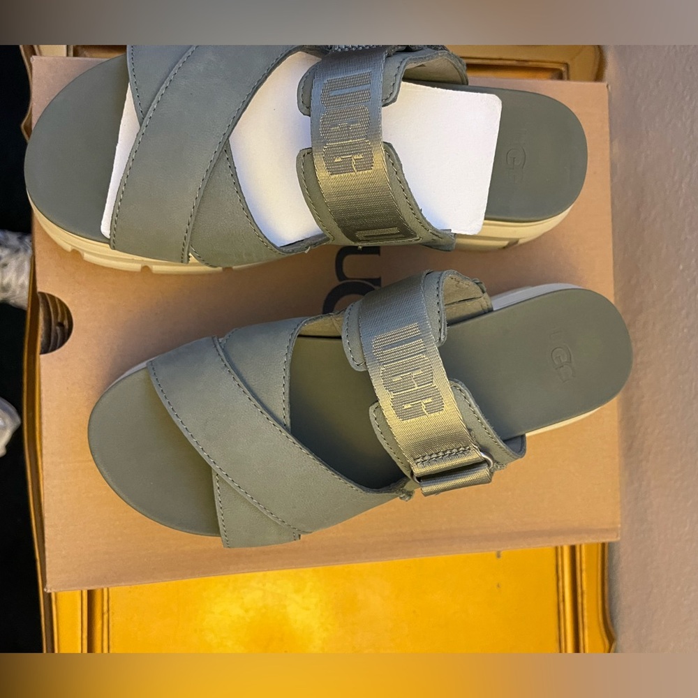 BRAND NEW UGG ASHTON SLIDE!!!